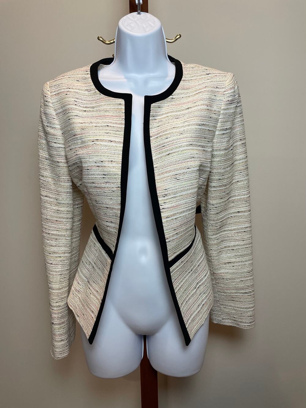 Kasper Size 8 Light Cream Twill Blazer with Black Trim Collarless Open Front